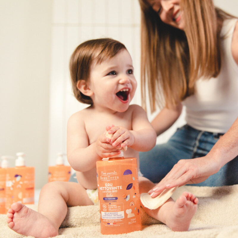 Notre eau nettoyant en aloe vera non parfumée certifiée BIO, nettoie sans rinçage le corps, le visage et les fesses de votre bébé tout en douceur, dès la naissance