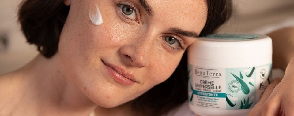 visage-femme-avec-pot-creme-universelle