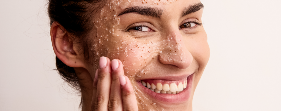 Femme-s-exfoliant-le-visage-en-douceur-avec-le-gommage-figue-BeauTerra