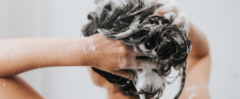 LAVAGE-ET-SOIN-DE-CHEVEUX