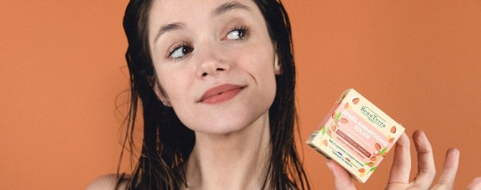 Femme-avec-shampooing-solide-Beauterra-dans-pack