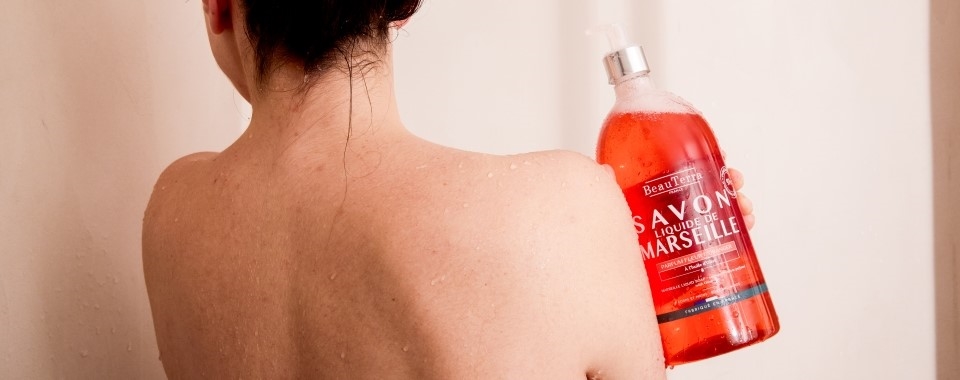 Dos-de-femme-avec-savon-de-Marseille-liquide