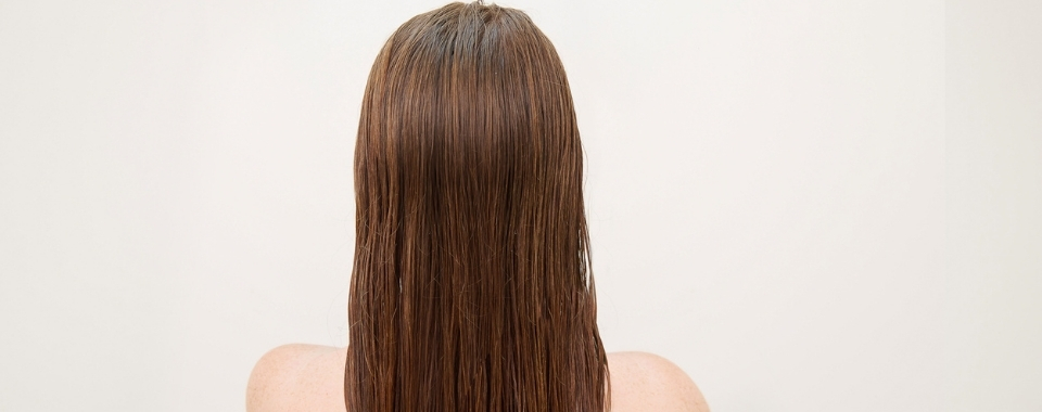 FEMME-DE-DOS-QUI-A-LES-CHEVEUX-GRAS