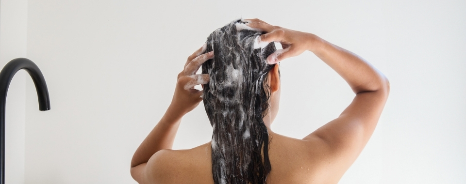 femme-de-dos-qui-se-lave-les-cheveux