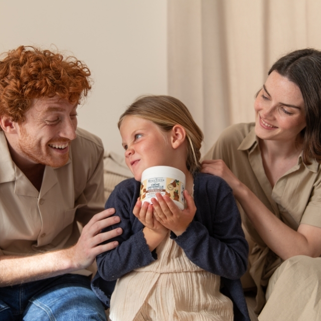 UNE-FAMILLE-QUI-PARTAGE-UN-BON-MOMENT-AVEC-LA-CREME-UNIVERSELLE-BEAUTERRA