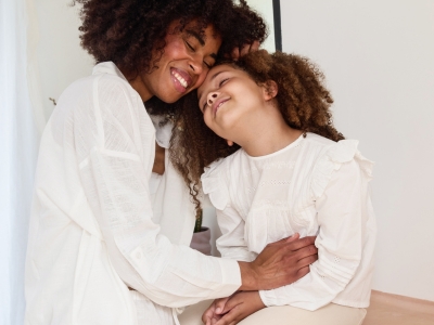 UNE-MERE-ET-SON-ENFANT-SE-FONT-UN-CALIN
