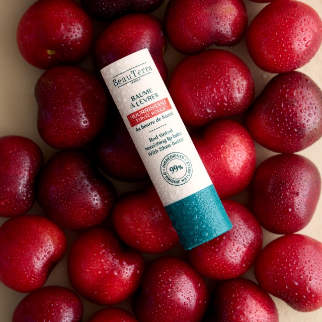 PRODUIT_BEAUTERRA_BAUME_LEVRES_TEINTEE_ROUGE_SUR_LIT_DE_CERISES