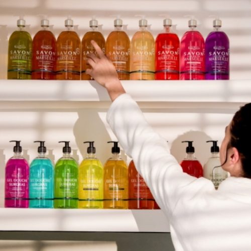 PHARMACIENNE-DANS-LINEAIRE-SAVON-LIQUIDE-MARSEILLE