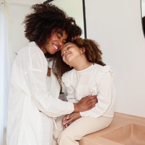 une-femme-et-sa-fille-qui-font-un-calin